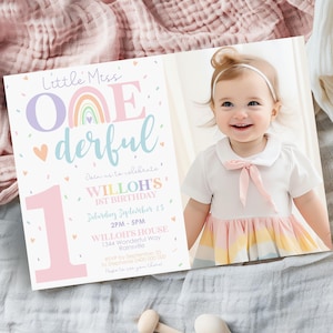 Puede incluir: Una invitación colorida para un primer cumpleaños con un arcoíris y el texto "Little Mess One-derful". La invitación incluye el nombre del niño, Willoh, la fecha y la hora de la fiesta, y la dirección. Una foto de la niña de cumpleaños se incluye en la esquina superior derecha.