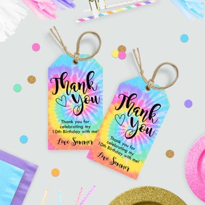 以下が含まれることがあります： ハートと「Thank You」の文字が書かれた、カラフルなタイダイ柄のサンキュータグが2つ。下のテキストには「Thank you for celebrating my 10th Birthday with me! Love Summer」と書いてあります。