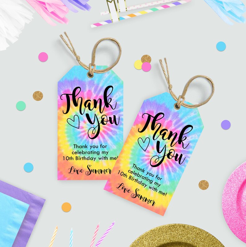 以下が含まれることがあります： ハートと「Thank You」の文字が書かれた、カラフルなタイダイ柄のサンキュータグが2つ。下のテキストには「Thank you for celebrating my 10th Birthday with me! Love Summer」と書いてあります。