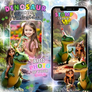 Può includere: Un invito digitale a tema dinosauri. L'invito presenta una bambina con un dinosauro giocattolo e dinosauri dei cartoni animati con cappellini da festa. Il testo include "DINOSAUR PHOTO Video Invitation" e "ADD PHOTO OF YOUR CHILD".