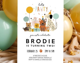 Puede incluir: Una invitación de cumpleaños blanca con un diseño de huella de pata. La invitación dice "Let's Pawty" y presenta un grupo de perros de dibujos animados con regalos y globos. El texto dice "Únete a nosotros para celebrar que Brodie cumple dos años! 25 de febrero, de 2 PM a 5 PM. En la casa de Brodie, 4356 Pawty Avenue, Pawsville. RSVP a Danielle 0409 000 000."