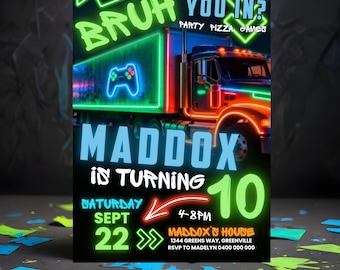 Può includere: Un invito per una festa di compleanno in stile neon con tema gaming. L'invito presenta un camion con una grafica di controller, il nome "MADDOX" e l'età "10". I dettagli della festa includono data, ora e luogo.