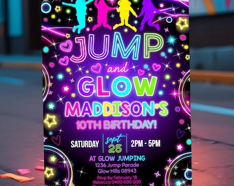Puede incluir: Una invitación de cumpleaños con temática neón con las palabras "JUMP and GLOW" en colores brillantes. La invitación incluye el nombre "MADDISON'S" y la fecha "25 de SEPTIEMBRE". El diseño presenta figuras saltando y estrellas brillantes.