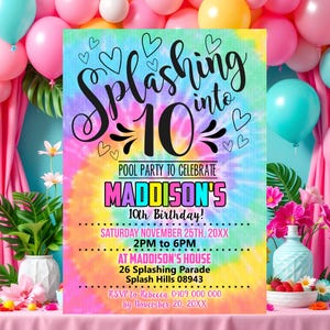 Op de afbeelding: Een kleurrijke tie-dye uitnodiging voor een zwembadfeest om een 10e verjaardag te vieren. De uitnodiging zegt "Splashing into 10" met hartjes en een tie-dye achtergrond. De uitnodiging bevat de naam Maddison, de datum, tijd en locatie van het feest.