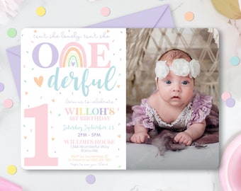 Op de afbeelding: Een roze en paarse uitnodiging voor de eerste verjaardag met een regenboog en de tekst "One Derful". De uitnodiging bevat een foto van een babymeisje met een wit hoofdband en een paarse jurk. De tekst op de uitnodiging bevat de naam van de baby, de datum en tijd van het feest, en het adres.