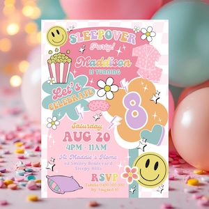 Può includere: Un colorato invito a una festa pigiama con il testo "Sleepover Party! Maddison compie 8 anni". L'invito include una faccina sorridente, popcorn, fiori e un cuscino. La data è il 20 agosto.
