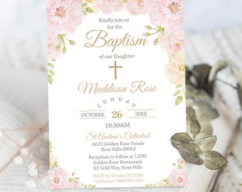 Op de afbeelding: Een roze en witte bloemen-doop uitnodiging met gouden tekst. De uitnodiging luidt "Kindly join us for the Baptism of our Daughter Maddison Rose Sunday October 26 20XX 10:30AM St Andrew's Cathedral 6622 Golden Rose Parade Rose Hills 08962 Reception to follow at 12PM Golden Rose Restaurant 62 Gold Way, Rose Hills RSVP by October 20 20XX Catherine 0400 000 000"