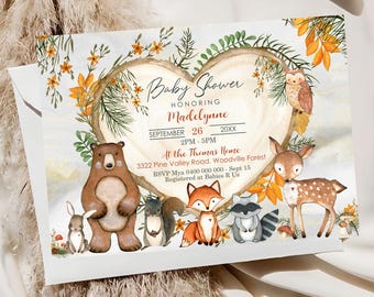 Puede incluir: Una invitación a un baby shower con temática de bosque. La invitación presenta un letrero de madera en forma de corazón con el texto "Baby Shower Honoring Madelynne" y la fecha y hora del evento. La invitación también presenta una variedad de animales del bosque, incluyendo un oso, un zorro, un ciervo, un mapache y un búho.