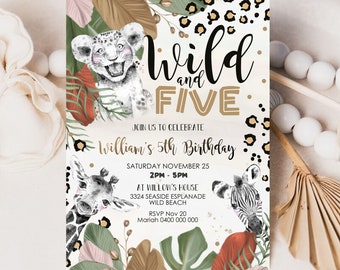Può includere: Un invito di compleanno a tema giungla per un quinto compleanno. L'invito presenta un leone, una giraffa e una zebra con un testo "Wild and Five" in oro e bianco. L'invito dice "Unisciti a noi per celebrare il quinto compleanno di William" e include la data, l'ora e il luogo della festa.
