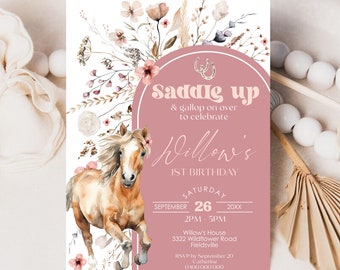 Könnte beinhalten: Eine rosafarbene und weiße Geburtstagseinladung mit einer Aquarell-Illustration eines galoppierenden Pferdes. Die Einladung lautet "Saddle Up & gallop on over to celebrate Willow's 1st Birthday" mit Datum und Uhrzeit der Party.