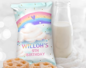 Può includere: Un sacchetto per feste blu pastello e bianco con un design a forma di arcobaleno e nuvola. Il sacchetto ha dettagli di glitter dorati e il testo "Willoh's 9th Birthday".