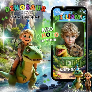 Può includere: Un invito di compleanno digitale a tema dinosauri. Il design presenta un bambino dei cartoni animati che cavalca un dinosauro verde, con il testo "DINOSAUR PHOTO Video Invitation". Un telefono mostra la foto di un bambino con il testo "WILLIAM'S FIFTH BIRTHDAY".