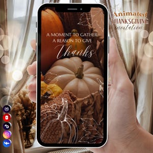 Op de afbeelding: Een smartphone toont een Thanksgiving-uitnodiging met pompoenen, kalebassen en herfstbladeren in een gevlochten mand. De tekst luidt "Een moment om samen te komen, een reden om te danken". De uitnodiging is versierd met bladeren en pompoenen.