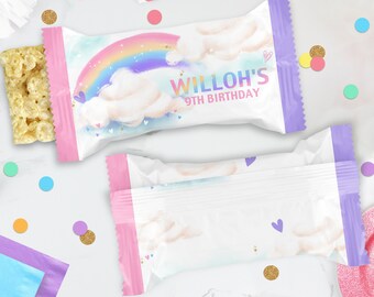 Può includere: Un sacchetto per snack bianco e viola con un design a arcobaleno e nuvole. Il sacchetto ha la scritta "Willoh's 9th Birthday" stampata su di esso.