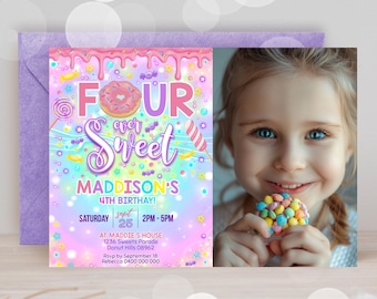 Puede incluir: Una invitación de cumpleaños rosa y morada con una dona y el texto "Four Ever Sweet" y "Maddison's 4th Birthday!" La invitación tiene un espacio para una foto e incluye la fecha, la hora y la ubicación de la fiesta.