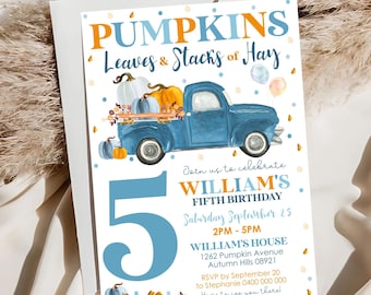 Op de afbeelding: Een blauwe en witte uitnodiging voor een 5e verjaardag met een blauwe pick-up truck die pompoenen, bladeren en hooi vervoert. De uitnodiging zegt "Pumpkins Leaves & Stacks of Hay" en "William's Fifth Birthday".