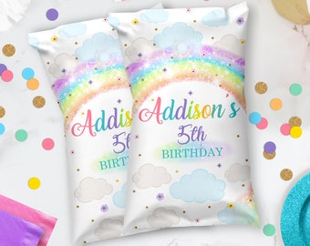 Può includere: Due sacchetti bianchi per dolcetti con un arcobaleno, nuvole e glitter dorato. Il testo sui sacchetti recita "Addis 5th Birthday" e "Addison's 5th Birthday".