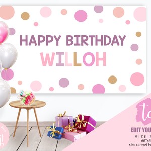 Könnte beinhalten: Ein rosa-weißes bedruckbares Geburtstagsbanner mit rosa, lila und goldenen Punkten. Das Banner lautet "HAPPY BIRTHDAY WILLOH" und ist 60 Zoll mal 36 Zoll groß.