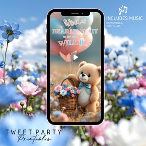 Puede incluir: Anuncio de revelación de género en pantalla de smartphone con un oso de peluche y texto: "We can bearly wait to see what baby will be?" e "Includes Music". El fondo presenta un campo de flores azules y rosas.