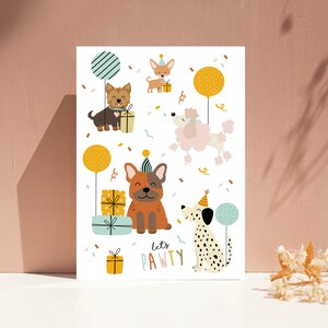 Op de afbeelding: Een witte kaart met een kleurrijke illustratie van vijf honden die feestmutsen dragen en cadeautjes vasthouden. De tekst "Let's Pawty" staat in het zwart onderaan de kaart.