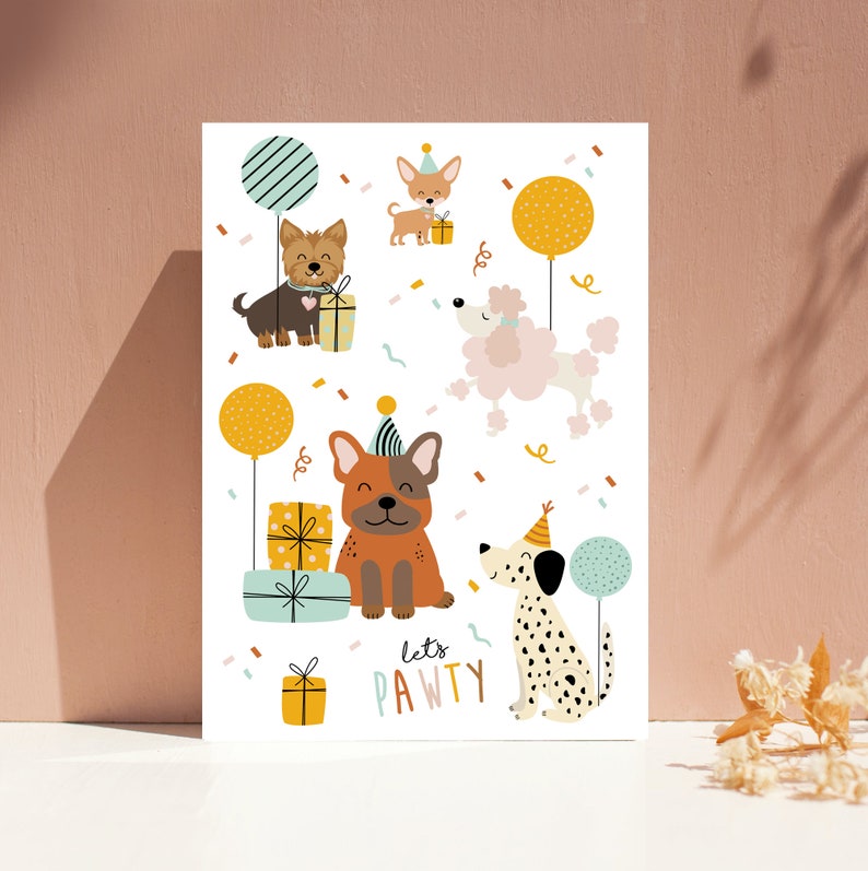 Op de afbeelding: Een witte kaart met een kleurrijke illustratie van vijf honden die feestmutsen dragen en cadeautjes vasthouden. De tekst "Let's Pawty" staat in het zwart onderaan de kaart.