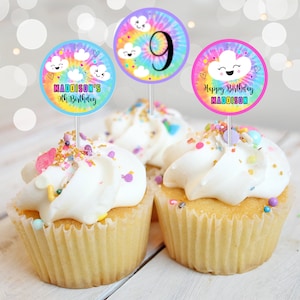 Könnte beinhalten: Drei Cupcake-Topper mit einem Batik-Hintergrund und einem fröhlichen Wolken-Design. Ein Topper sagt "Madison's 9th Birthday", ein anderer sagt "Happy Birthday Madison" und der dritte hat die Zahl 9.