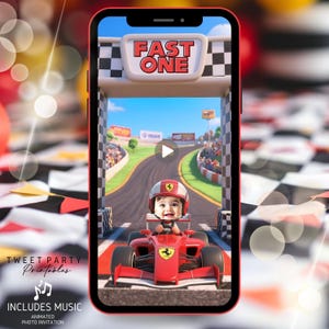以下が含まれることがあります： スマートフォンには、レースをテーマにしたアニメーション写真招待状が表示されています。画像には、赤いレーシングカーに乗った赤ちゃんがトラックにいて、上部に「FAST ONE」という文字があります。招待状には音楽が含まれており、Tweet Party Printablesからのものです。