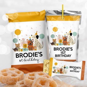 Op de afbeelding: Een set feestzakjes met een kleurrijke illustratie van honden die feestmutsen dragen en cadeautjes vasthouden. De zakjes zijn gelabeld met "Brodie's 1st Birthday".