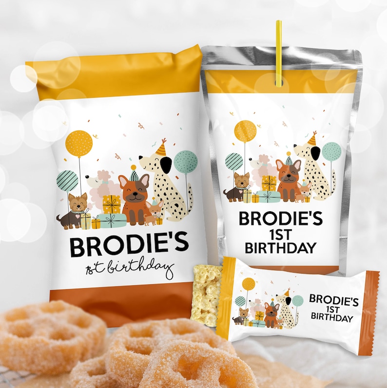 Op de afbeelding: Een set feestzakjes met een kleurrijke illustratie van honden die feestmutsen dragen en cadeautjes vasthouden. De zakjes zijn gelabeld met "Brodie's 1st Birthday".
