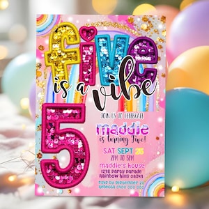 Puede incluir: Una colorida invitación de cumpleaños con el texto "Five is a vibe". La invitación presenta el número 5 en lentejuelas rosas y el nombre "Maddie" en cursiva. La invitación incluye los detalles de la fiesta.