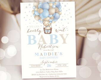 Könnte beinhalten: Eine Babyparty-Einladung in Blau- und Beigetönen. Die Einladung zeigt einen Comic-Teddybär in einem Heißluftballon aus blauen und beigen Ballons. Der Text auf der Einladung lautet "We can barely wait Baby Robertson is on the way! Maddie's Baby Shower! Saturday September 26 1PM-5PM At The Robertson Home 3344 Balloon Valley Way, Bear Hills RSVP by October 20 - Catherine 0400 000 000 Registered at Babies R Us"