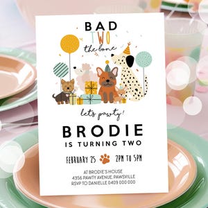 Op de afbeelding: Een verjaardagsuitnodiging met een hondenthema. De uitnodiging bevat een cartoonillustratie van vijf honden met feestmutsen en cadeaus. De tekst op de uitnodiging luidt "Bad Two the Bone", "Let's Pawty!" en "Brodie wordt twee". De datum en tijd van het feest zijn ook opgenomen.