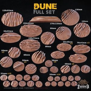 Puede incluir: Un conjunto de 14 bases redondas y ovaladas con textura de arena para juegos de guerra de miniaturas. Las bases varían en tamaño de 25 mm a 170 mm. El conjunto incluye el texto "DUNE FULL SET" y el nombre del fabricante "ZABAVKA".