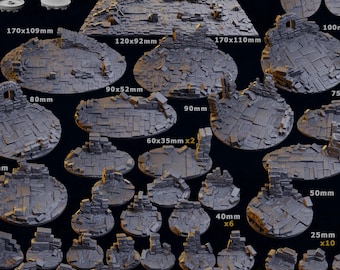 Op de afbeelding: Een verzameling 3D-geprinte kasteelruïnes, bases en bouwelementen voor tabletop-gaming. De set bevat verschillende maten van ruïnebases, muren en andere details, evenals een oorlogsbeeld en barricades. De set is gemaakt van grijs plastic en is ontworpen om te worden gebruikt met miniatuurfiguren.