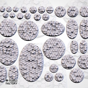 Pode incluir: Um conjunto de 20 bases miniatura redondas e ovais para jogos de tabuleiro. As bases são feitas de plástico cinzento texturizado e apresentam um padrão hexagonal. As bases são projetadas para representar uma superfície rochosa ou cheia de crateras.