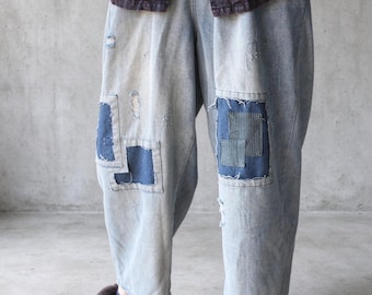 Pantalon en denim délavé et effiloché : 100 % coton, coupe large bouffante, patchwork réparé, taille élastiquée