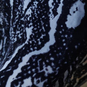 Tela de terciopelo devoré de seda con estampado de serpiente