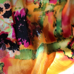 Fin siden med silvertrådsvävning i varm orange nyans, strålande blommönster