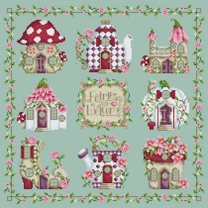 以下が含まれることがあります： 9つの異なる妖精の家が描かれたクロスステッチのパターン。それぞれユニークなデザインです。家はピンクのバラと緑のつるで囲まれています。中央の看板には「妖精たち、ようこそ」と書かれています。