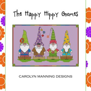 Può includere: Un disegno a punto croce con quattro gnomi colorati con lunghe barbe e cappelli a punta. Il testo "The Happy Hippy Gnomes" è in alto e "CAROLYN MANNING DESIGNS" in basso. Il disegno è incorniciato da un bordo floreale.