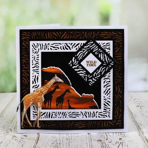 Puede incluir: Una tarjeta de felicitación con un borde de estampado de cebra en blanco y negro. La tarjeta presenta una silueta de una puesta de sol con jirafas en primer plano. Un cuadrado más pequeño con un fondo de estampado de cebra y el texto "WILD TIME" está superpuesto a la imagen.