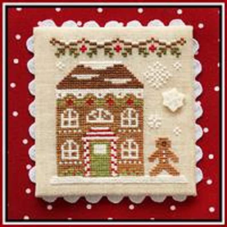 Gingerbread cottage. Gingerbread cottage. Пряничный новогодний домик. Пряничный домик рождество. Gingerbread charm.