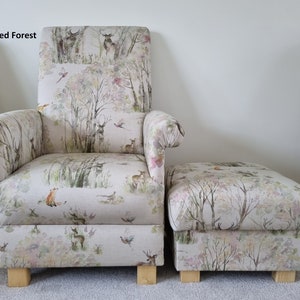 以下が含まれることがあります： アームチェアとマッチするフットスツール。家具は、柔らかいパステルカラーの鹿、鳥、木々が描かれた森のシーンの生地で覆われています。椅子とフットスツールは木製の脚が付いています。