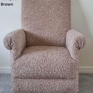 Puede incluir: Sillón marrón de bouclé con respaldo alto y reposabrazos. La silla tiene un aspecto texturizado y afelpado y se apoya sobre cuatro patas de madera. El texto "Boucle Cavapoo Brown" está en la esquina superior izquierda.