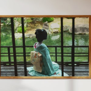 Geisha-vrouw met kimono in vredige tuin + vijver, Japans natuurlandschap: moderne muurkunst in aquarelstijl + decor digitale download om af te drukken