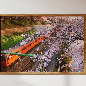 Eisenbahn Zug mit Kirschblüten (Sakura), Japan Natur Landschaft - Aquarell Stil Moderne Wand Kunst + Dekor Digitaler Download für Drucke/Geschenke