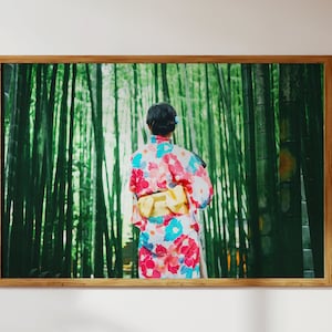 Geisha-vrouw met bloemenkimono in bamboebos, Japan: natuurlandschap: aquarelstijl moderne muurkunst + decor digitale download om af te drukken