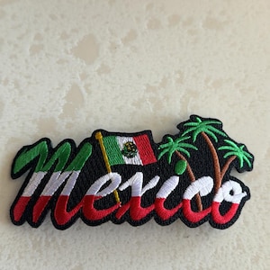 Könnte beinhalten: Gestickter Aufnäher mit dem Wort "Mexiko" in roten, weißen und grünen Buchstaben. Der Aufnäher zeigt eine kleine mexikanische Flagge und Palmen.