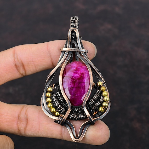 ファセットカットのカシミールルビーペンダント、銅線で巻かれた
