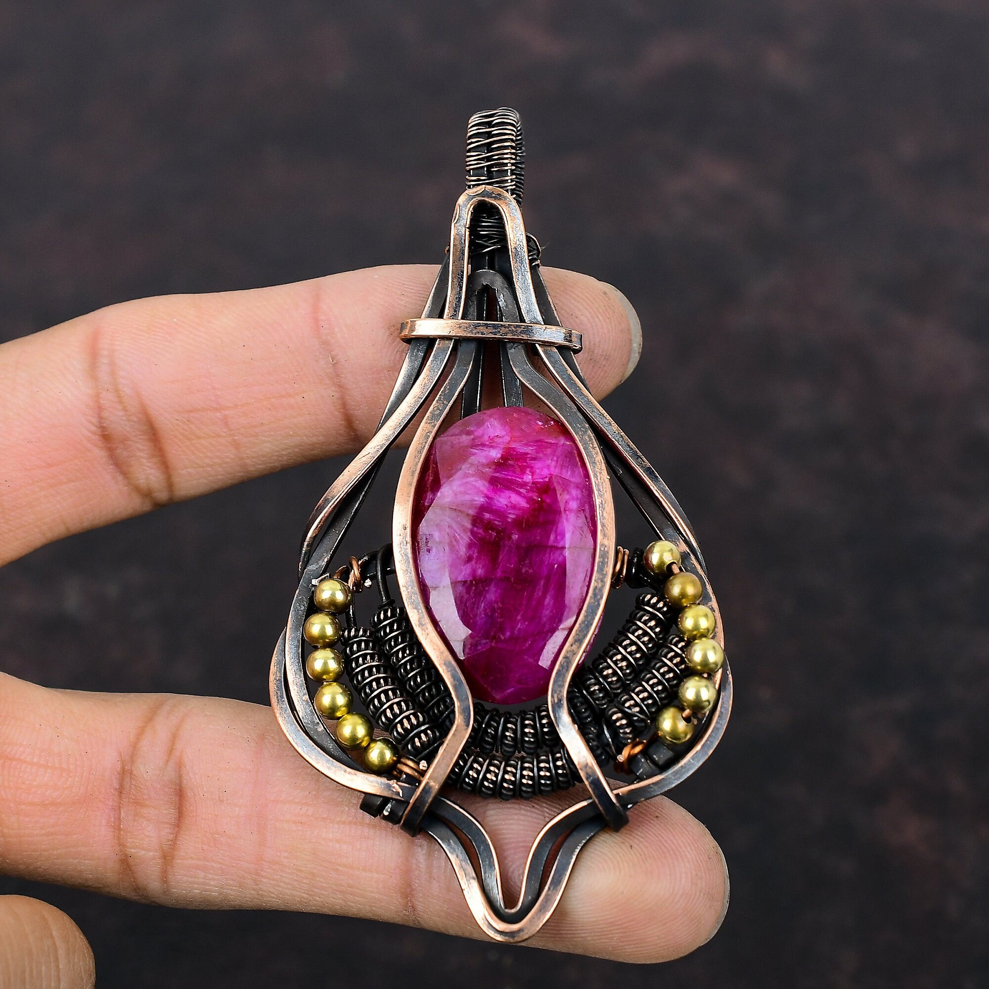 ファセットカットのカシミールルビーペンダント、銅線で巻かれた